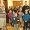 Pokaz broni w budynku wielofunkcyjnym
